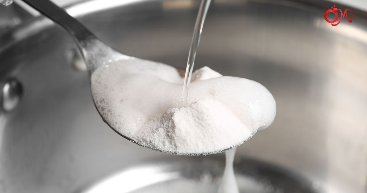 Hỗn hợp Baking soda và giấm ăn làm mềm và làm bong tróc mảng bám