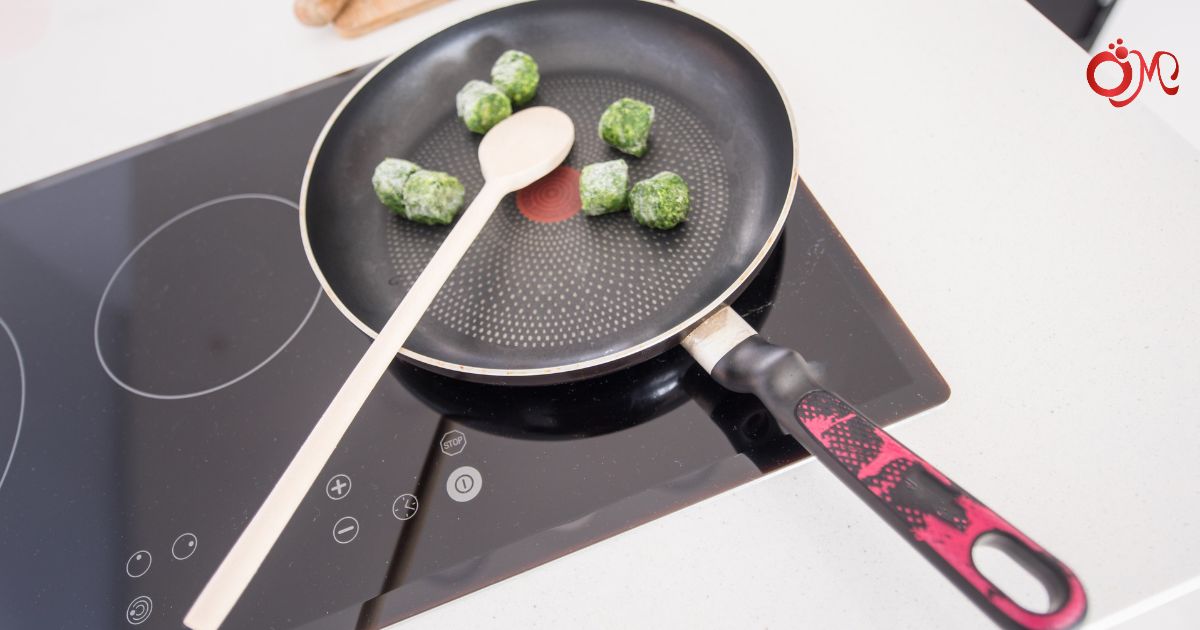 Tẩy dầu mỡ trên bếp 