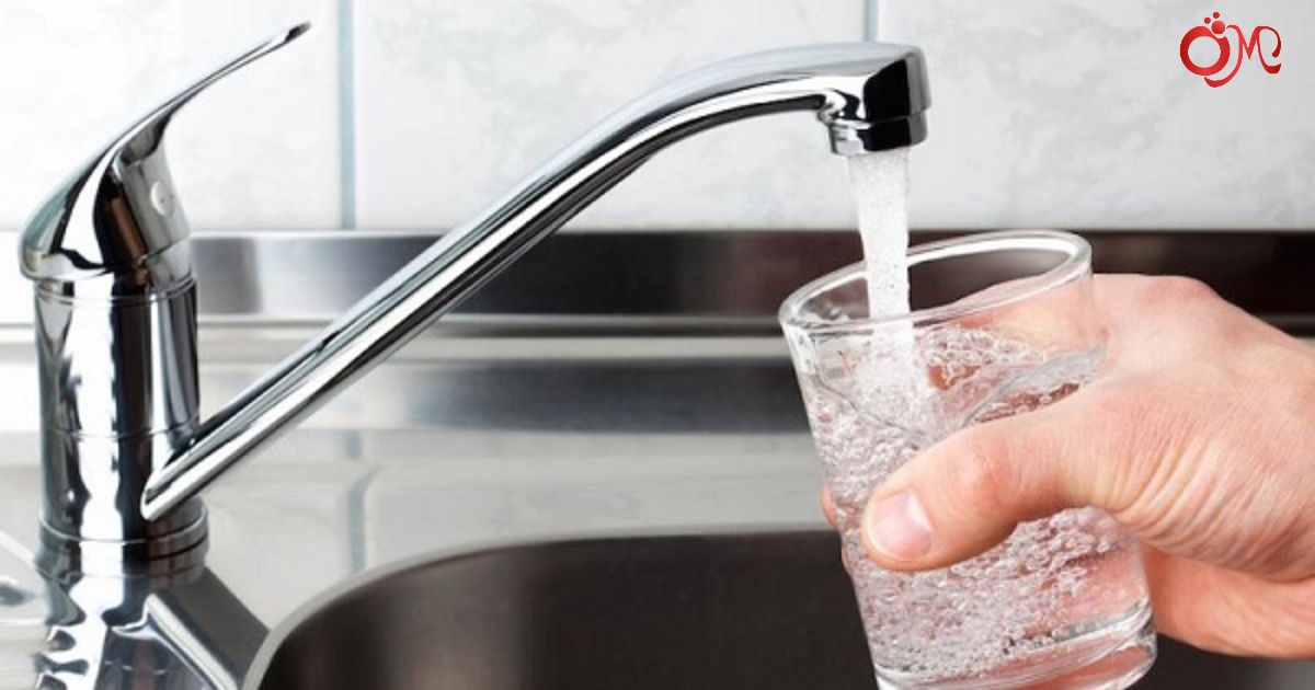 Dùng xịt đa năng tẩy cặn canxi