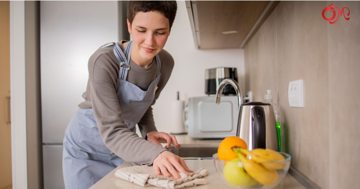 Vệ sinh góc bếp và thiết bị