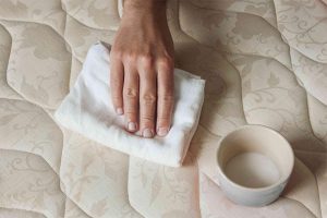 tẩy vết máu trên nệm