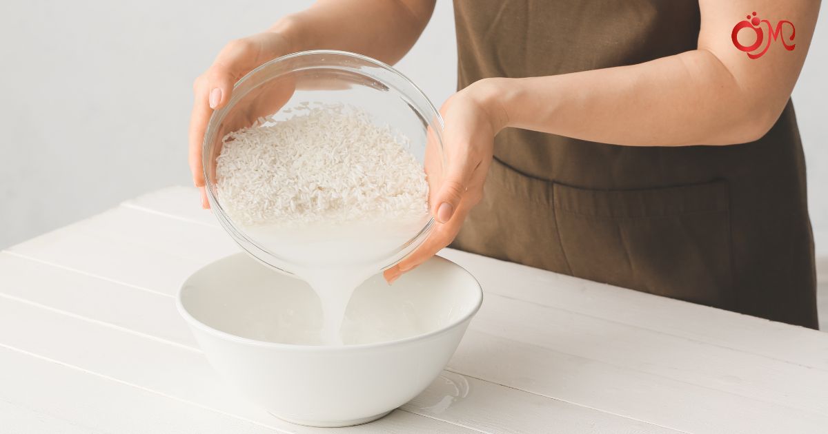 Nước vo gạo lau mặt bếp và tay nắm sạch