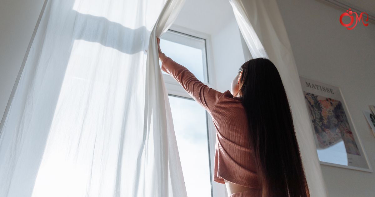 Mở cửa đón nắng và thông giá thường xuyên cho nhà khô thoáng