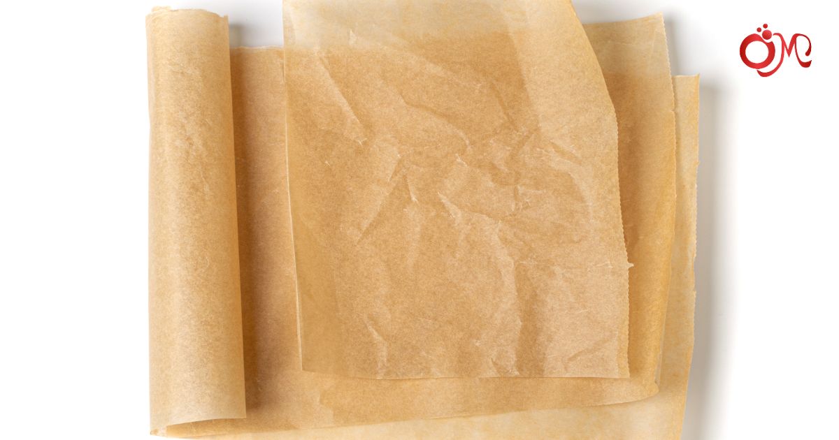 Lót giấy nến vào ngăn kéo và kệ bếp để dễ vệ sinh