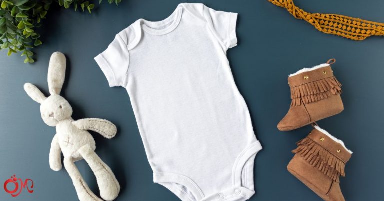 Hướng dẫn giặt quần áo bé sạch sẽ, xử lý vết bẩn khó nhằn như sữa, cà rốt, thức ăn dặm. Mẹo dùng nước giặt dịu nhẹ giúp quần áo mềm mại và thơm dễ chịu, bảo vệ da nhạy cảm.