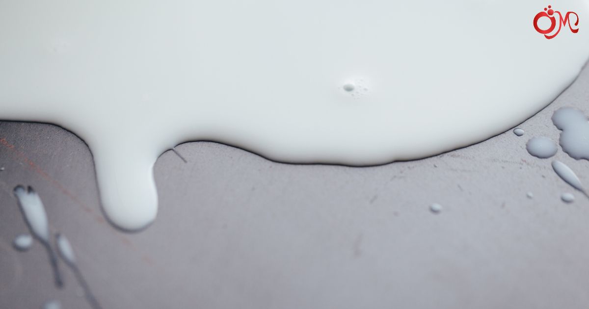 Vệ sinh vết sữa đổ